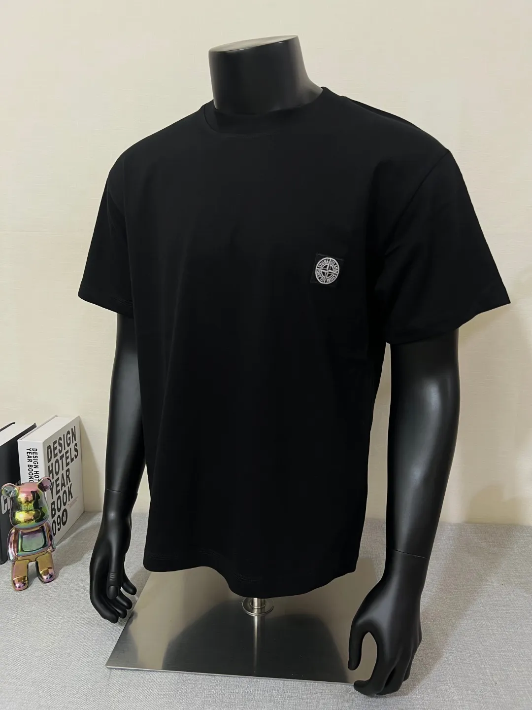P140 STONE ISLAND top version, differentiated currency, 2025ss official website synchronization, embroidered small label LOGO short-sleeved T-shirt, 64 counts, high density 240g double yarn pure cotton, imported machine embroidered small label, embroidered letters are clean and neat, supports NFC scanning code to enter GW, YB ready-to-wear fabric collar hemming, shoulder bone and tight thread It will not deform after being worn for a long time. It has been washed with high temperature for 4 times. It does not fade, shrink or pill. It is comfortable and stretchable. It is a must-have wardrobe item. Same style for men and women. Five colors: lilac gray, dark gray, white, black, copper brown. Size: XS-L. Maximum L can wear 200 pounds.